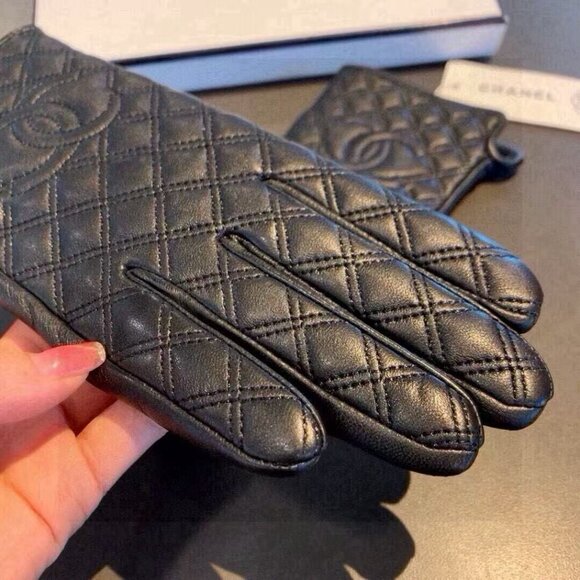 CHANEL Lattice Touchscreen Women's Gloves - Picture 2 of 8